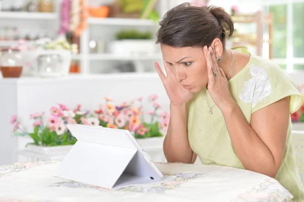 Mooie Jonge Verrast Vrouw Met Behulp Van Digitale Tablet — Stockfoto