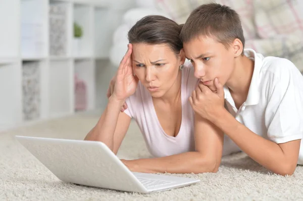 Mãe e filho usando laptop — Fotografia de Stock