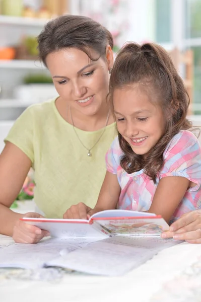 Petite Fille Mignonne Avec Mère Faisant Des Devoirs Ensemble Dans — Photo