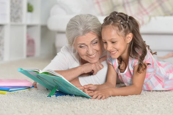 Abuela Con Linda Niña Haciendo Los Deberes Juntos Mientras Yacen — Foto de Stock