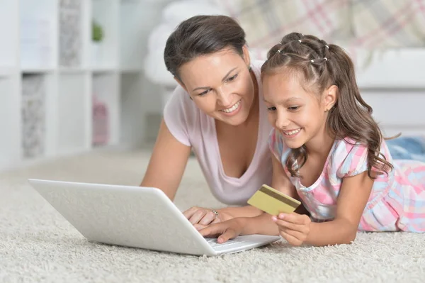 Moeder Dochter Online Winkelen Terwijl Liggend Vloer — Stockfoto