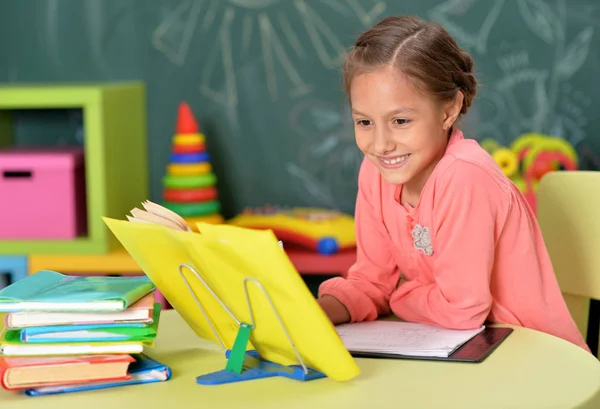 Lachende Schoolmeisje Huiswerk Klas — Stockfoto