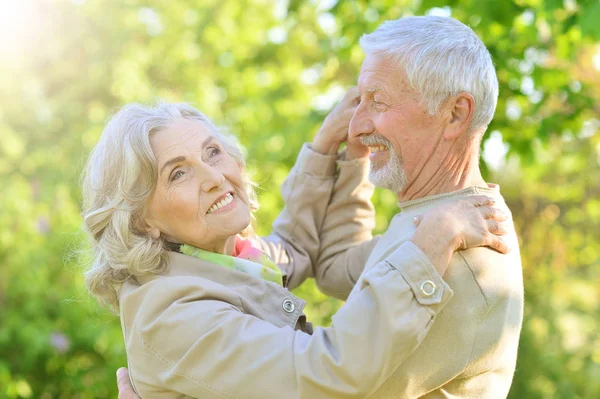 Portretul Unui Cuplu Senior Fericit Dansând Parcul Primăvară — Fotografie, imagine de stoc
