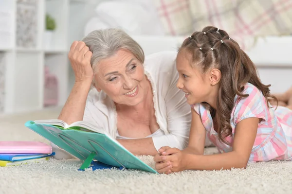 Mormor Med Söt Liten Flicka Göra Läxor Tillsammans Liggande Golvet — Stockfoto