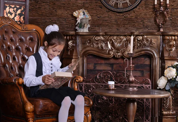 Moeder en zoon met behulp van laptop — Stockfoto