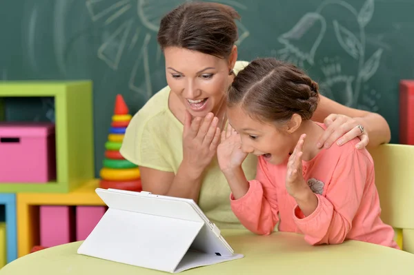 Feliz Madre Hija Usando Tableta Juntos Casa — Foto de Stock