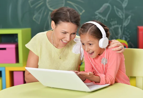 Madre e hija usando laptop —  Fotos de Stock