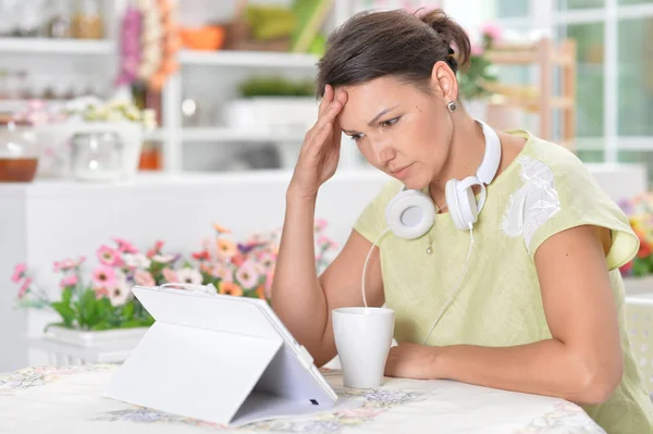 Mooie Triest Jonge Vrouw Met Behulp Van Digitale Tablet — Stockfoto