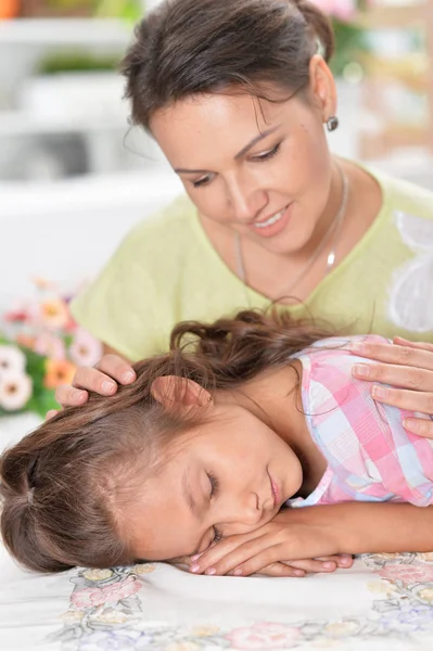 Mãe Despertar Filha Que Dorme Mesa — Fotografia de Stock