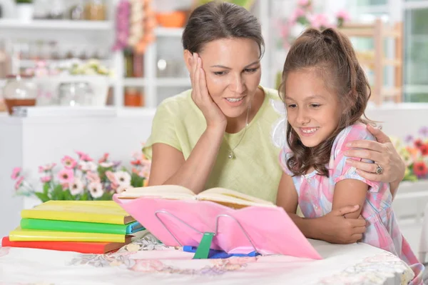 Linda Niña Con Madre Haciendo Los Deberes Juntos Habitación —  Fotos de Stock