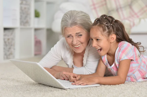 Liten Flicka Med Hennes Mormor Som Använder Laptop — Stockfoto
