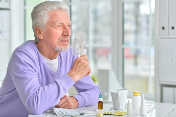 Äldre man med inhalatorn — Stockfoto