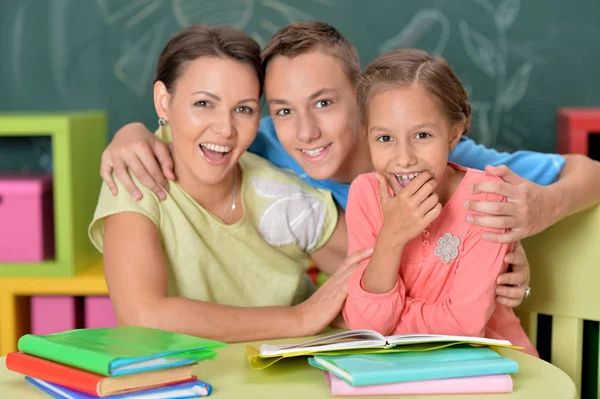 Mutter Mit Kindern Beim Gemeinsamen Hausaufgabenmachen Auf Dem Zimmer — Stockfoto