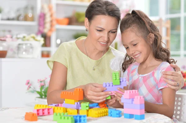 Кучерявая Маленькая Девочка Мать Играют Красочными Пластиковыми Блоками Дома — стоковое фото