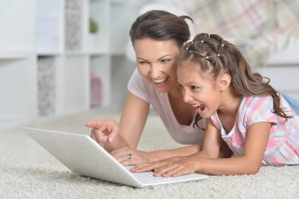 Boldog Anya Lánya Együtt Használják Laptop Otthon Földön Fekve — Stock Fotó