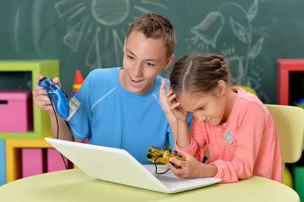 Hermano y hermana usando laptop — Foto de Stock