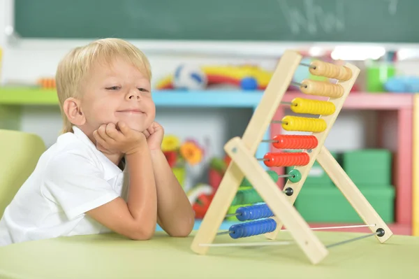 Mały Chłopiec Siedzi Przy Stole Nauczyć Używać Abacus — Zdjęcie stockowe