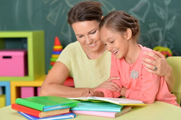 Sevimli Küçük Kız Annesiyle Birlikte Sınıfında Ödev — Stok fotoğraf