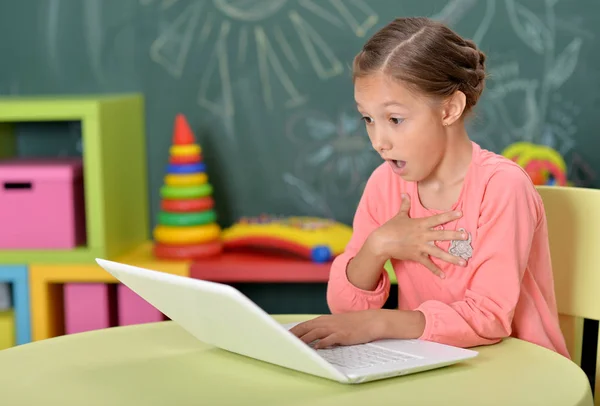 Эмоциональная Маленькая Девочка Ноутбуком Сидя Столом Классе — стоковое фото