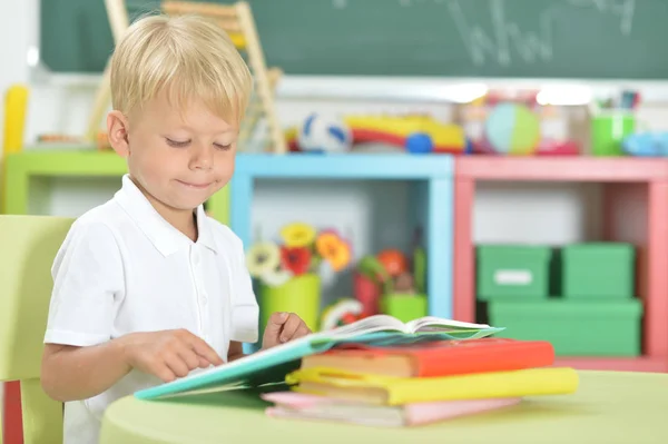 Kleiner Junge Macht Hausaufgaben Hause — Stockfoto