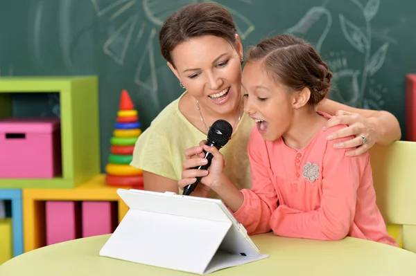 Matka Córka Śpiewać Karaoke Mikrofonem Razem — Zdjęcie stockowe