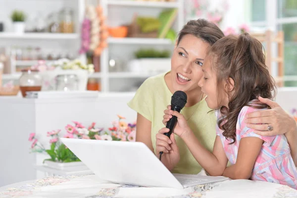 Anne Kızı Şarkı Karaoke Mikrofon Birlikte — Stok fotoğraf