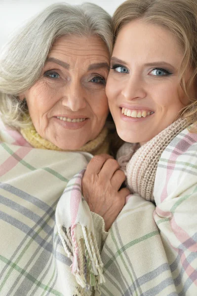 Ritratto Donna Anziana Con Figlia Coperta Coperta — Foto Stock