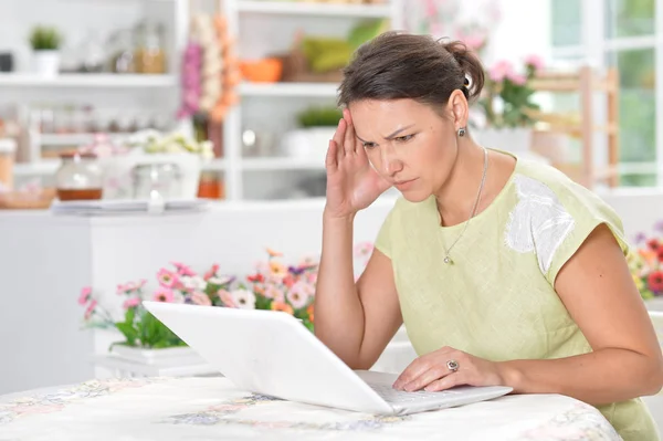 Jonge vrouw met laptop — Stockfoto