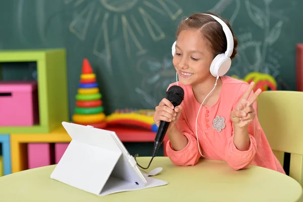 Girl singing karaoke — Stock Photo, Image