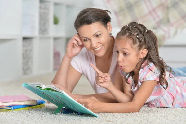 Matka s dcerou dělat domácí úkoly — Stock fotografie