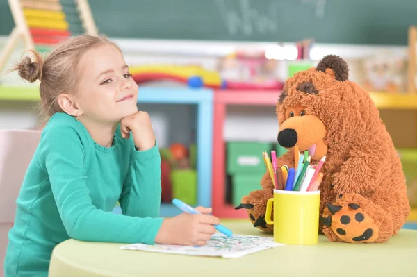 Ładna Dziewczynka Rysunek Czuł Pióro Siedząc Przy Stole Jej Pokoju — Zdjęcie stockowe