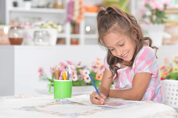 可爱的女孩在家里画画 — 图库照片
