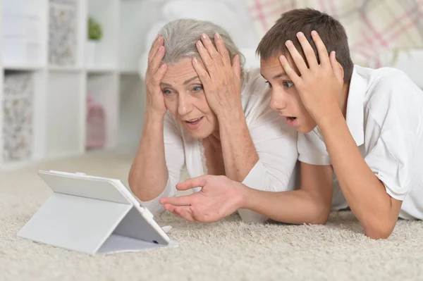 Mädchen mit Großmutter mit Tablet — Stockfoto