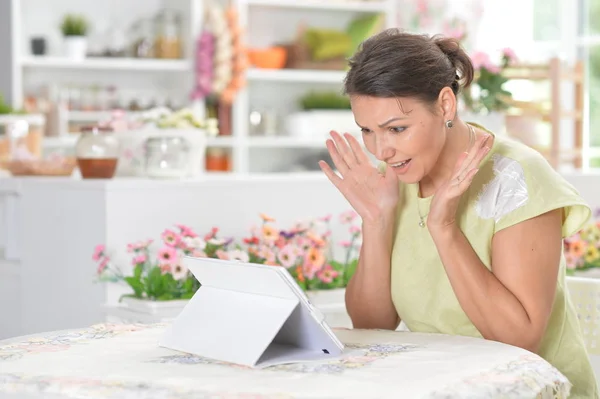 Bella Giovane Donna Utilizzando Tablet Digitale — Foto Stock