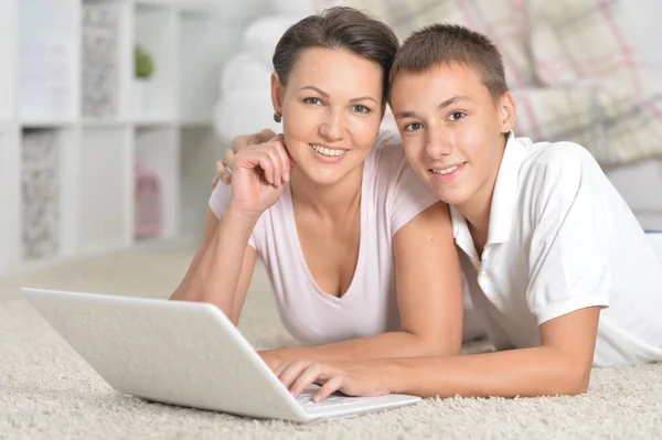 Moeder en zoon met behulp van laptop — Stockfoto