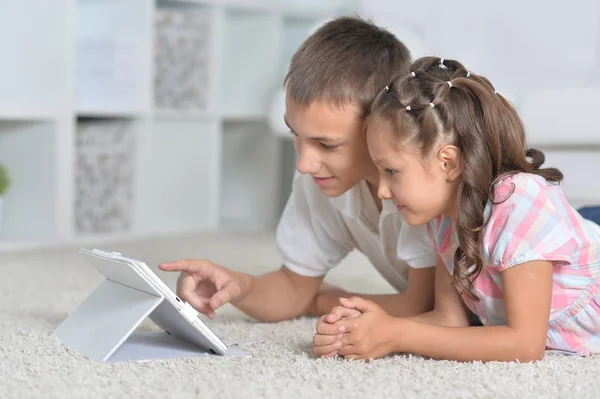 Retrato Belo Menino Menina Com Tablet — Fotografia de Stock