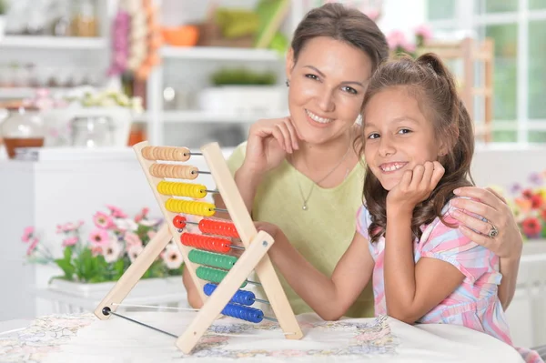 Mutter Mit Kleiner Tochter Zählt Mit Abakus — Stockfoto