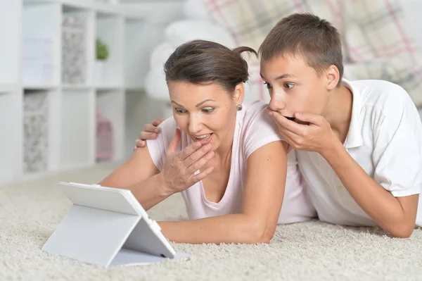 Madre e hijo usando el ordenador portátil — Foto de Stock