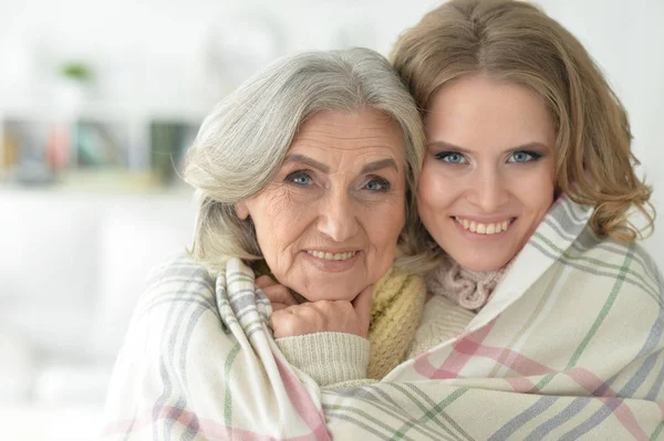 Porträtt Senior Kvinna Med Dotter Som Täcker Med Filt — Stockfoto