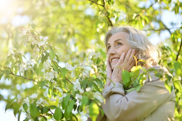 Sorridente Donna Anziana Posa Nel Parco Estivo — Foto Stock