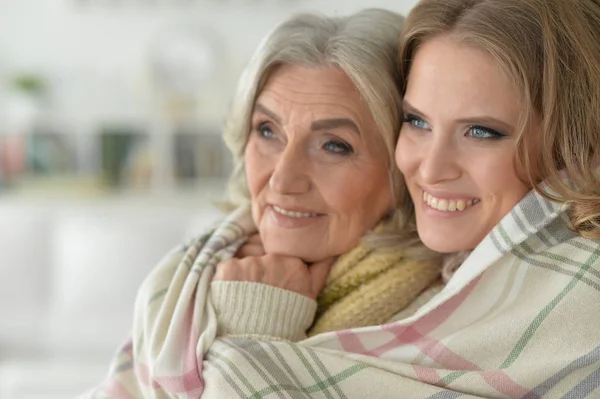 Ritratto Donna Anziana Con Figlia Coperta Coperta — Foto Stock