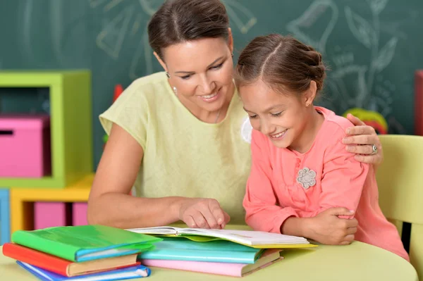 Söt Liten Flicka Med Sin Mamma Göra Läxor Tillsammans Klassrummet — Stockfoto