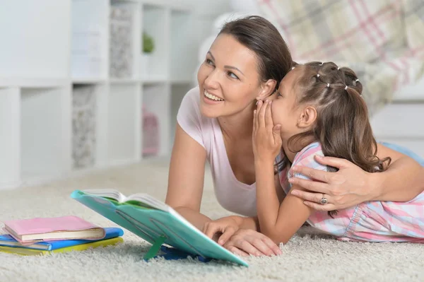 Mãe com filha fazendo lição de casa — Fotografia de Stock