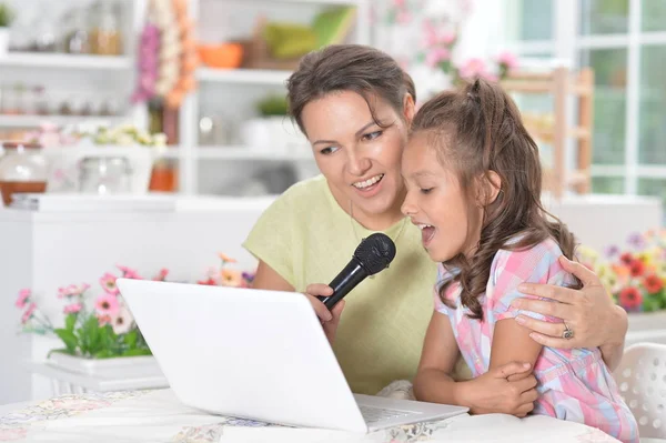 Mother Daughter Singing Karaoke Microphone Together — Stock Photo, Image