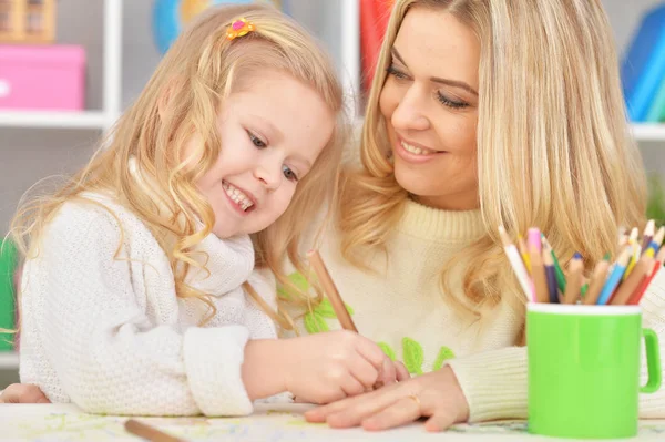 Moeder met dochtertje — Stockfoto