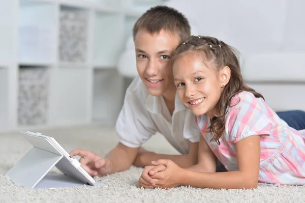 Porträt Schöner Jungen Und Mädchen Mit Tablet — Stockfoto