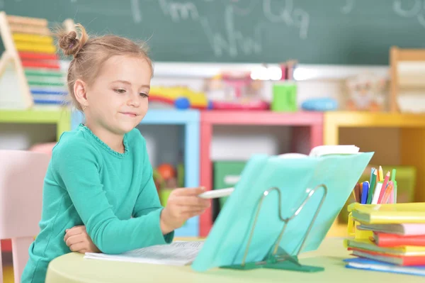 Niedlich Glücklich Schulmädchen Hausaufgaben Machen — Stockfoto