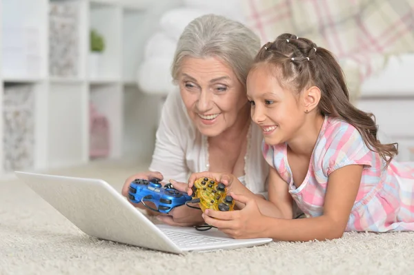 Nettes Kleines Mädchen Mit Ihrer Großmutter Beim Computerspiel Mit Laptop — Stockfoto