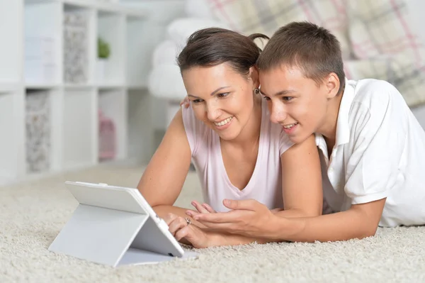 Mor och son med laptop — Stockfoto
