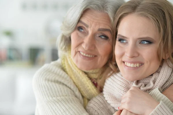 Ritratto Donna Anziana Con Figlia Casa — Foto Stock